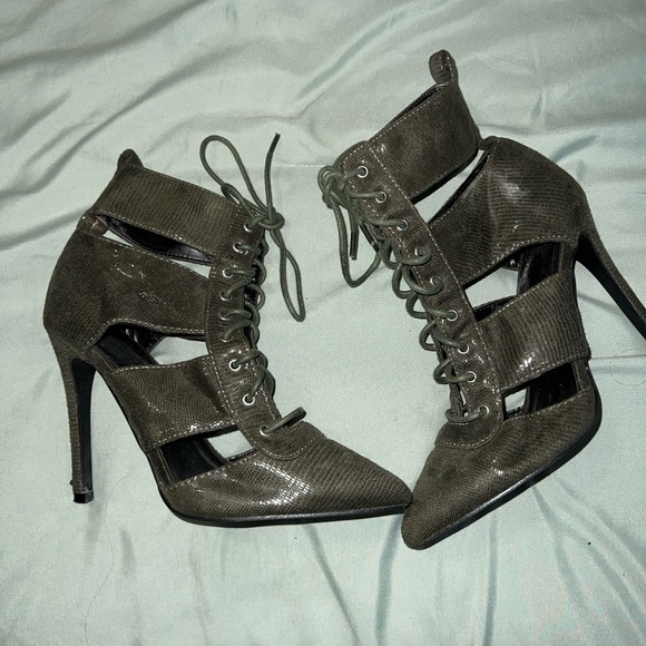 Size 8 lace heels color Army Green - Picture 3 of 4